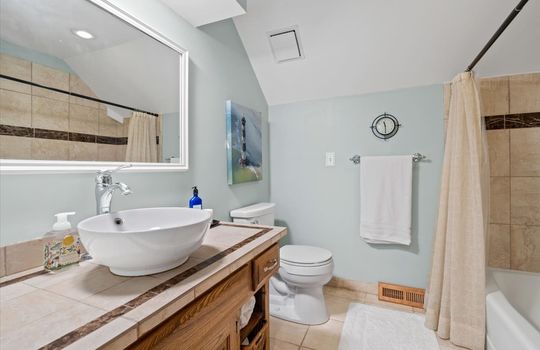 18-7610 Gillette St-18