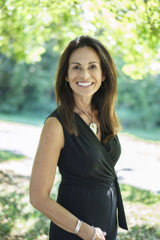 DSC0070020843Betty Head Shots