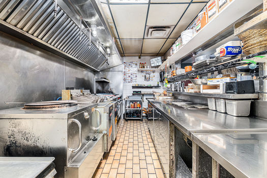 019_704_fourteenth_street_west-14_947