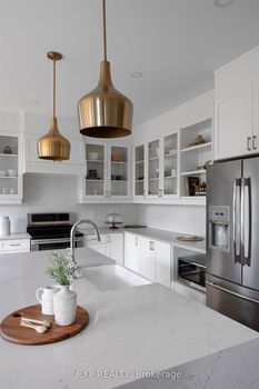 Photo 4 - Kitchen island