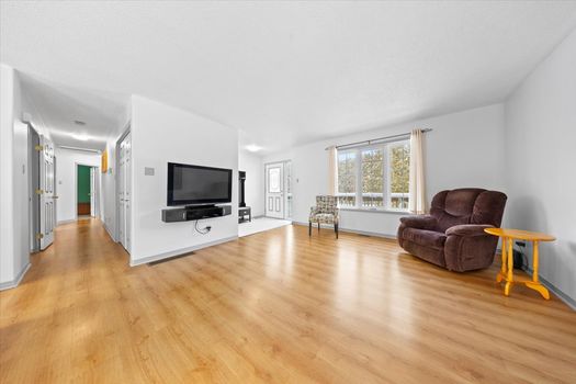 Photo 6 - 06-016A0329