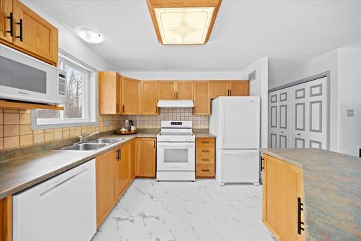 Photo 8 - 11-016A0344