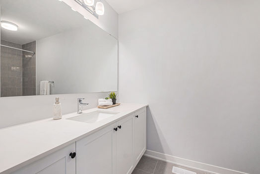 Photo 15 - of 017_1052_de_pencier_dr_13_730