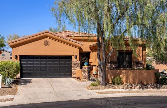 Beautiful turn-key home in the heart of Oro Valley!