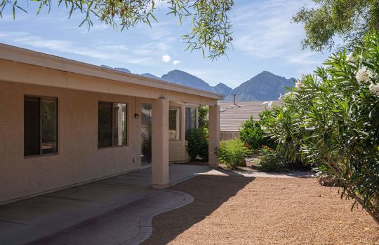 Mountain Views to The Side