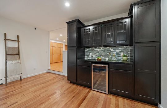 25-Built In Bar Area