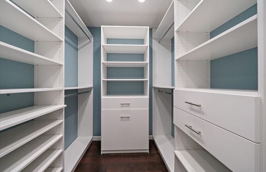 33-Walk In Closet