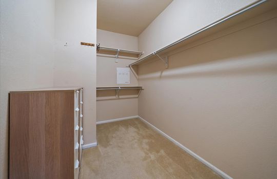 21-Walk In Closet