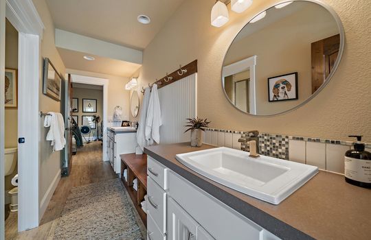 045-Lower Level Jack n Jill