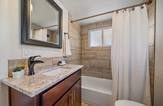 19-Main Level En Suite Bath