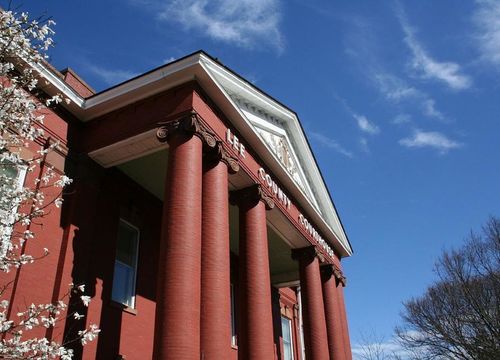 1200px-Lee_County_Courthouse_in_the_Spring