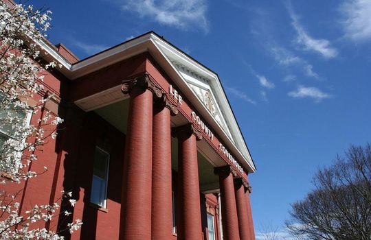 1200px-Lee_County_Courthouse_in_the_Spring