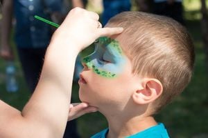 hotspaces-face-painting-2436885_1280