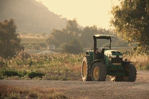 the_northern_photographer-tractor-9779346_1280