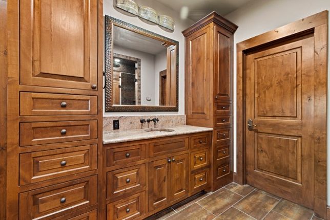 33.Cliff_PrimaryBath-Vanity Medium