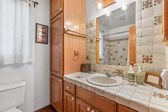 62.GH52.GHCliff_GH_FullBath Medium