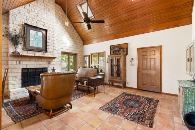 63.GHCliff_GH_Living Medium