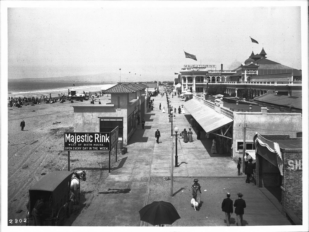 Long_Beach_Bath_House_and_Pike,_ca.1907-1915_(CHS-2802)