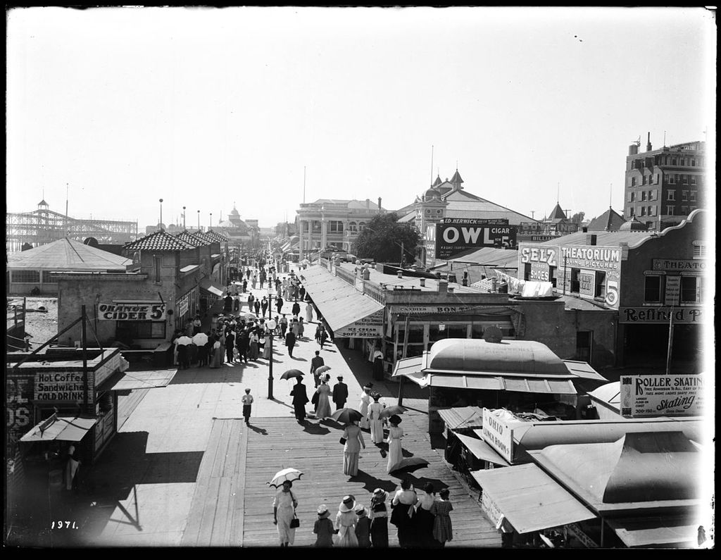 Long_Beach_Pike_thronging_with_pedestrians,_ca.1910_(CHS-1971)