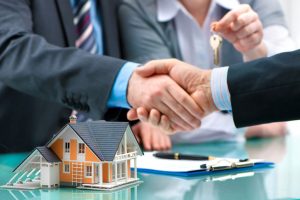 52325958 – estate agent shaking hands with customer after contract signature