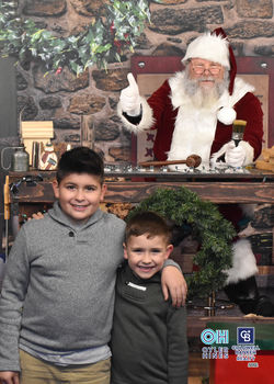 Oyler Hines Santa 2021 Photos 044