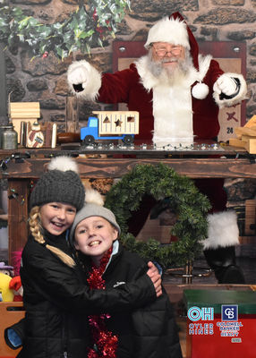 Oyler Hines Santa 2021 Photos 056