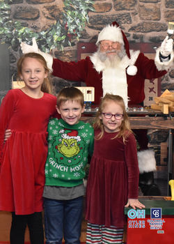 Oyler Hines Santa 2021 Photos 057