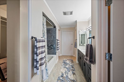 97-web-or-mls-7386 Southpointe Dr-98