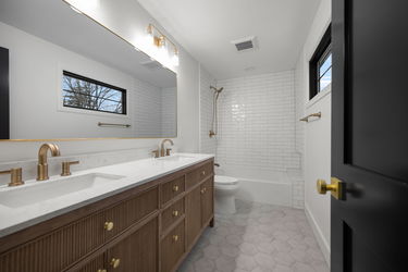 37-web-or-mls-7025 Wallace Ave (37 of 72)