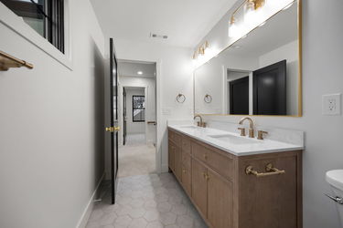 38-web-or-mls-7025 Wallace Ave (38 of 72)