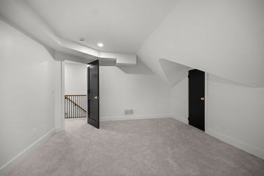 40-web-or-mls-7025 Wallace Ave (40 of 72)