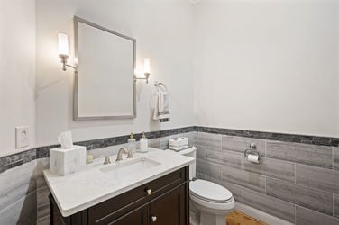 74-web-or-mls-1464 Riverside Bathroom 1
