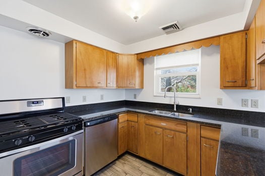 16-web-or-mls-4947 Charlemar Dr (16 of 36)