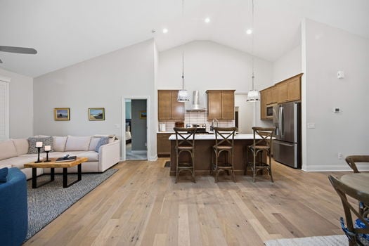 18-web-or-mls-104 S Pinnacle Dr-18