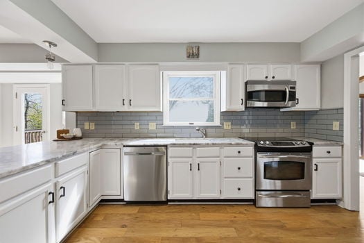 20-web-or-mls-9018 Winthrop Dr-20 (1)