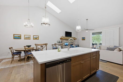 24-web-or-mls-104 S Pinnacle Dr-24