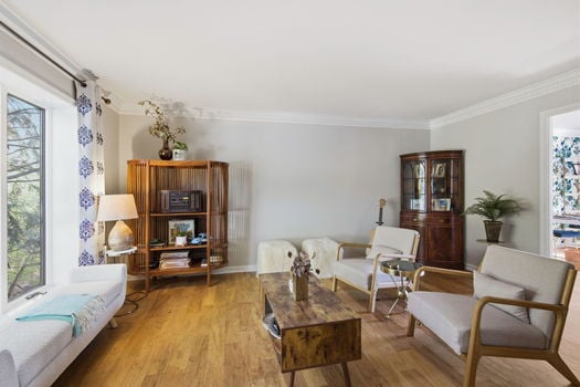 3-web-or-mls-9018 Winthrop Dr-3 (1)