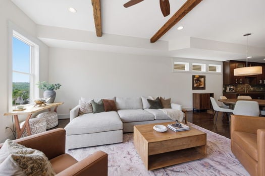 31-web-or-mls-452 Strafer St-31