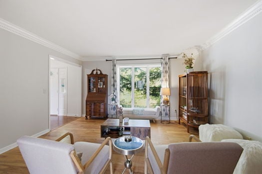 4-web-or-mls-9018 Winthrop Dr-4 (1)