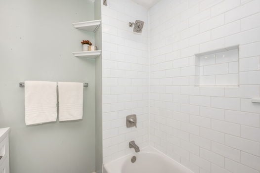 43-web-or-mls-2846 Markbreit Ave-43