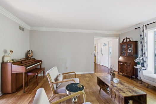 5-web-or-mls-9018 Winthrop Dr-5 (1)