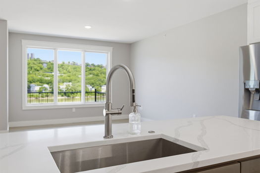 30-web-or-mls-739 Manhattan Blvd 302-30