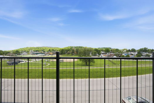 40-web-or-mls-739 Manhattan Blvd 302-40