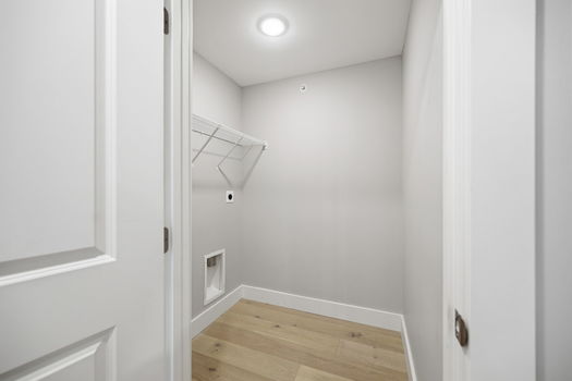 45-web-or-mls-739 Manhattan Blvd 302-45