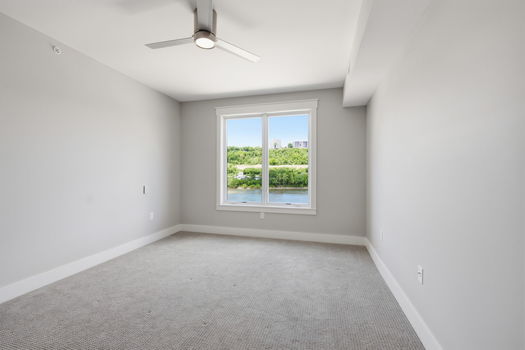 47-web-or-mls-739 Manhattan Blvd 302-47