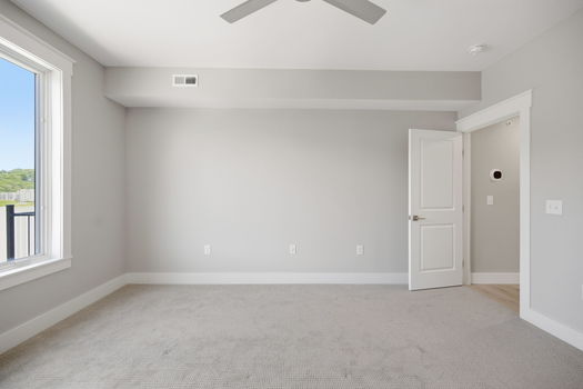 49-web-or-mls-739 Manhattan Blvd 302-49