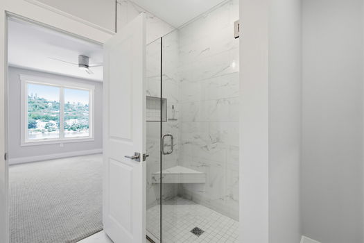 52-web-or-mls-739 Manhattan Blvd 302-52