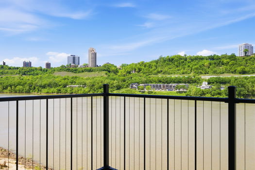 54-web-or-mls-739 Manhattan Blvd 302-54