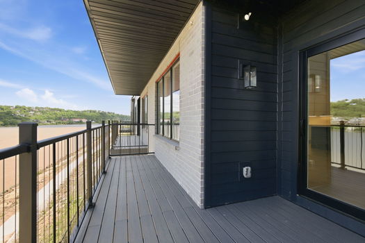 55-web-or-mls-739 Manhattan Blvd 302-55
