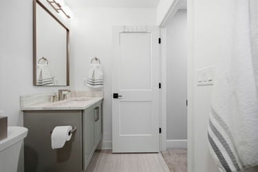 96-web-or-mls-2963 Walworth Ave-96